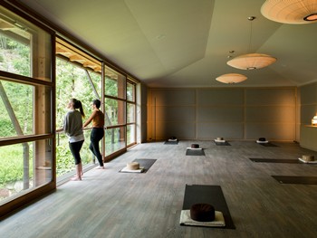 Zwei Personen in einem großen Raum mit Panoramafenster